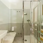 Private Garden & Garage - Self Check-in & Remote Access דירה קומו