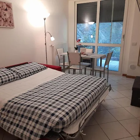 Apartment Private Garden & Garage - Self Check-in & Remote Access Como