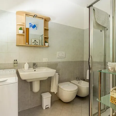 Apartment Private Garden & Garage - Self Check-in & Remote Access Como