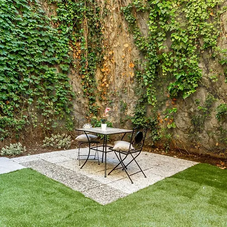 Private Garden & Garage - Self Check-in & Remote Access Apartment