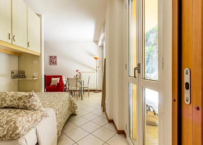 Private Garden & Garage - Self Check-in & Remote Access